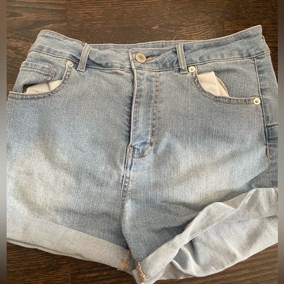 FASHIONNOVA jean shorts great condition - Picture 1 of 2